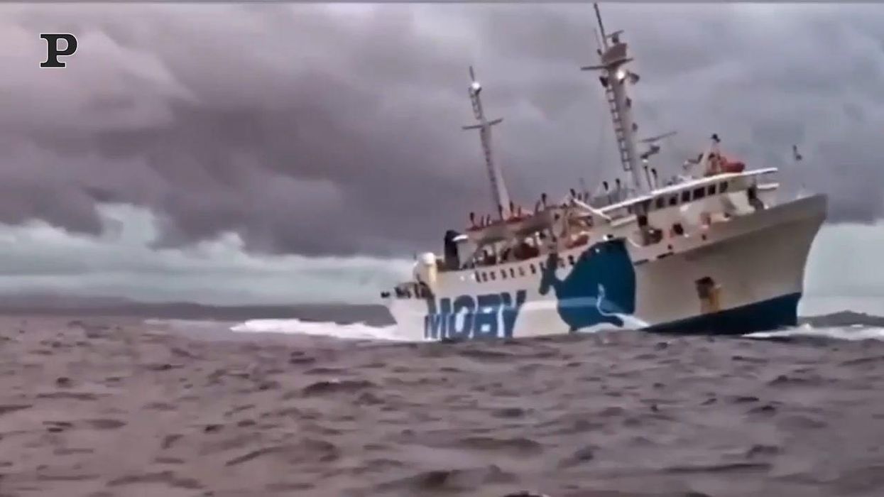 Sardegna, in balia delle onde il traghetto Moby | Video