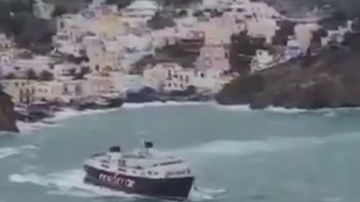 Ponza, traghetto in balia delle onde rischia di ribaltarsi | video