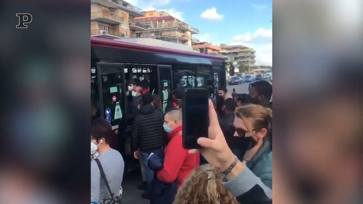 Roma, caos e assembramenti su autobus e metro | video