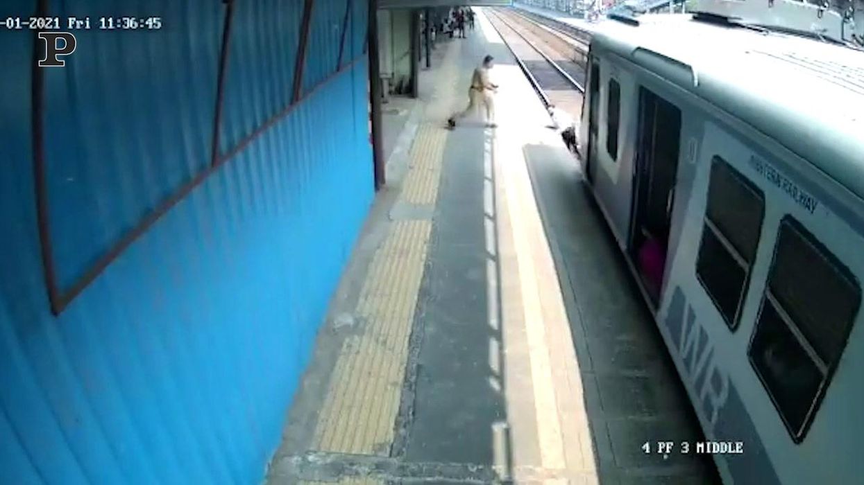 Mumbai, uomo rischia di essere travolto da un treno | video