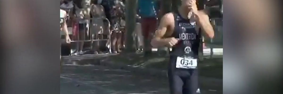 Triathlon, sbaglia strada a pochi passi dal traguardo, l'avversario lo aspetta | video