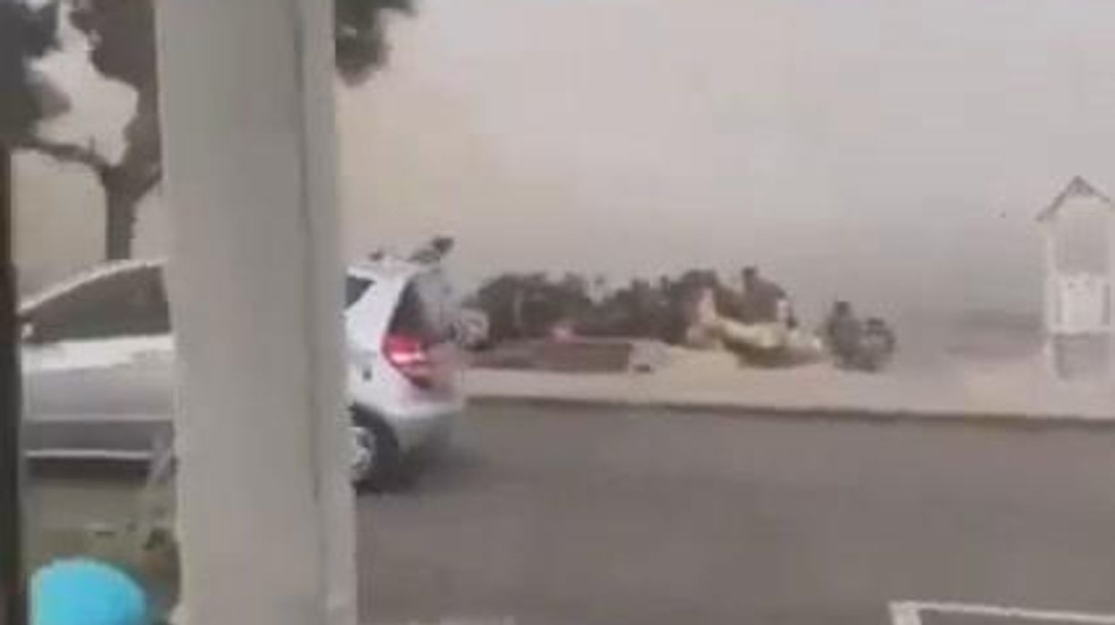 Tromba d'aria in Salento, bagnanti in fuga e danni I video
