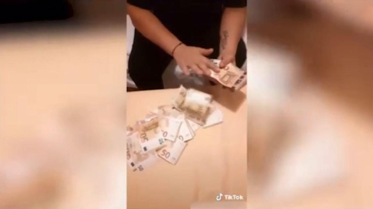 Truffa sul Reddito di Cittadinanza, i  romeni festeggiano con le banconote | Video
