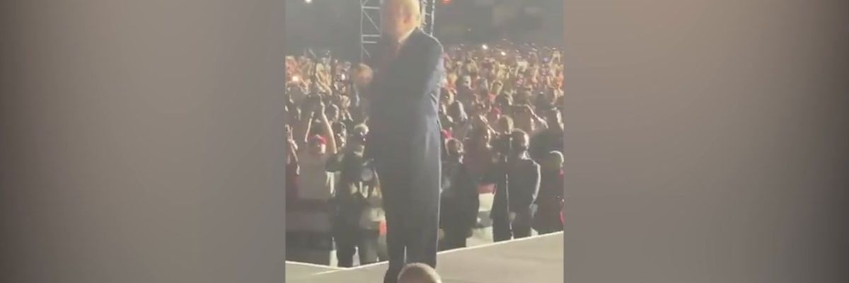 Donald Trump balla sulle note di YMCA: è polemica