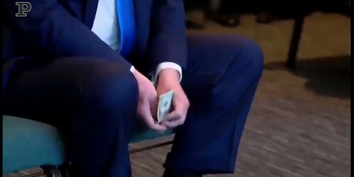 Trump conta le banconote prima di donare in chiesa | video