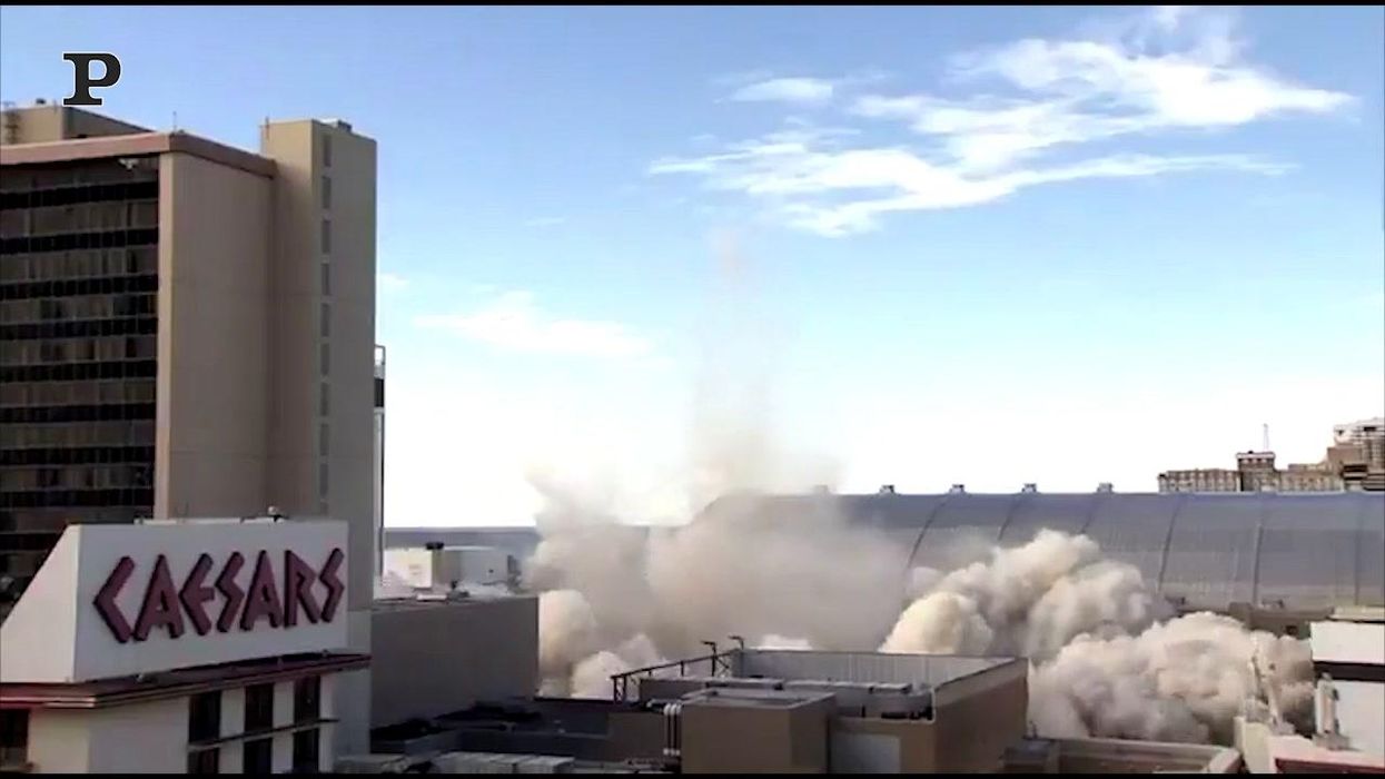 Atlantic City, demolito il Trump Plaza | video