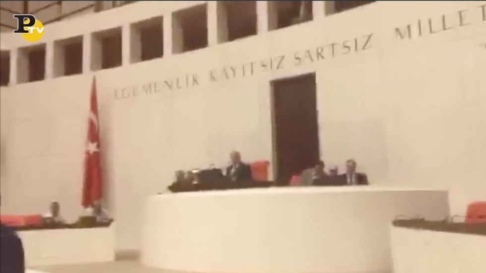 turchia bomba colpisce parlamento ankara video