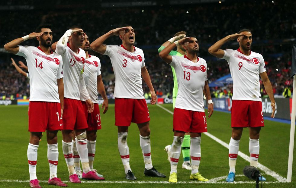 turchia saluto militare calciatori uefa finale champions istanbul
