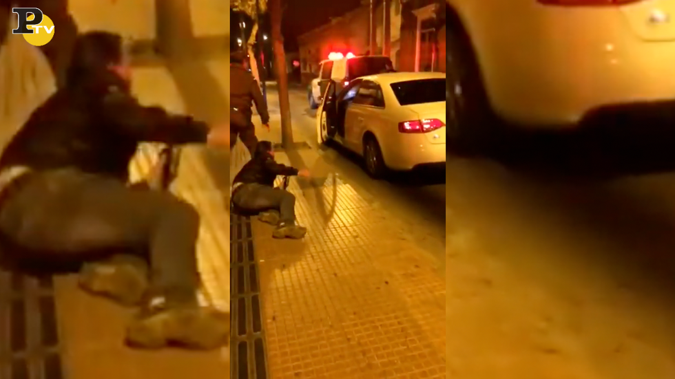 ubriaco scende dall'auto che si socntra contro macchina Polizia video divertente