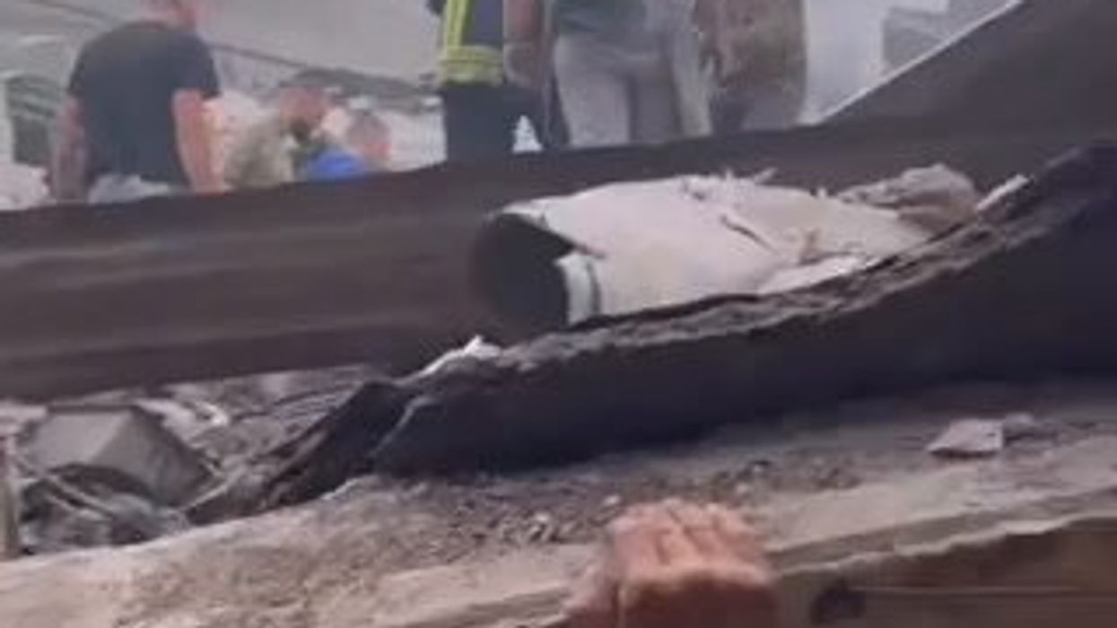 Ucraina, i feriti tra le macerie del ristorante distrutto dai russi a Kramatorsk | video