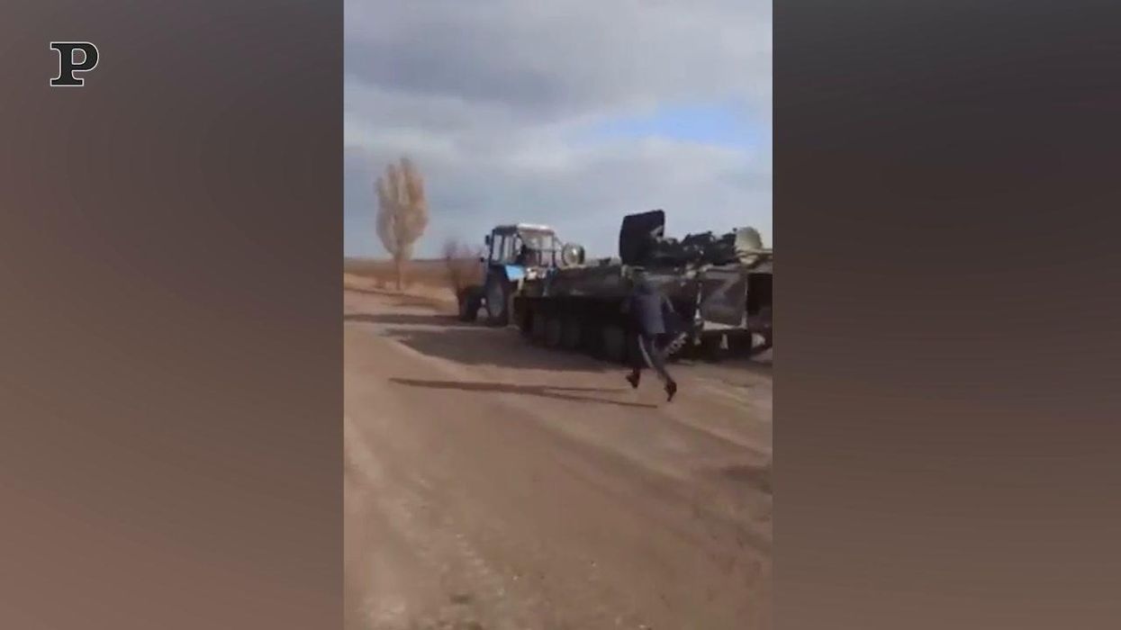 Un contadino ruba un carro armato russo | Video