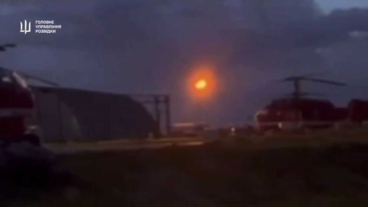 Ucraini distruggono elicottero russo in aeroporto militare a Mosca | video