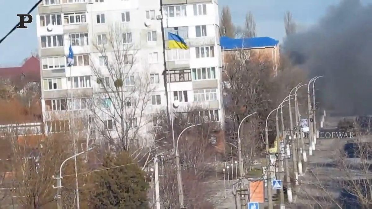 Ucraina, filma da un palazzo a Borodianka: il carro armato gli spara contro | Video