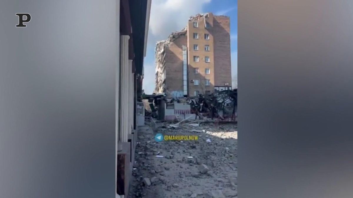 Ucraina, le immagini di Mariupol completamente distrutta dalle bombe | Video