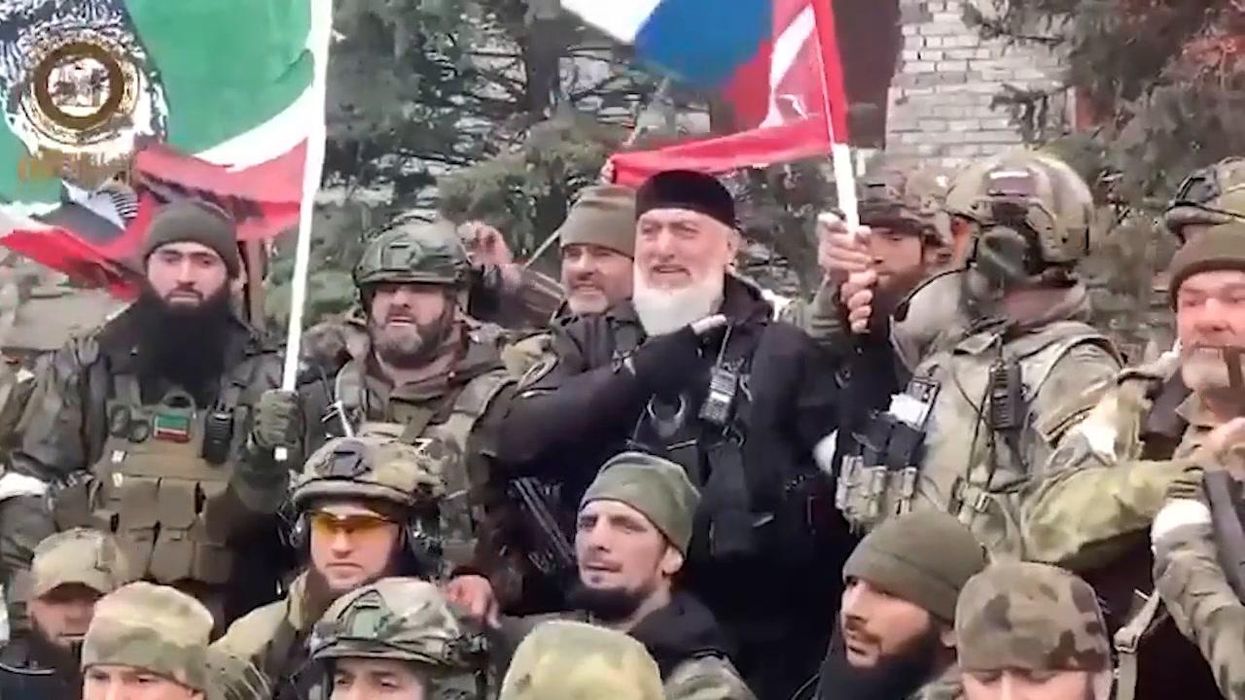 Le truppe cecene festeggiano la presa di Mariupol | Video