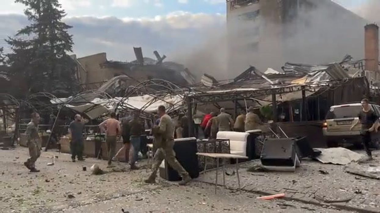 Ucraina, ristorante a Kramatorsk ridotto in cenere dai missili russi. Almeno 10 morti | video