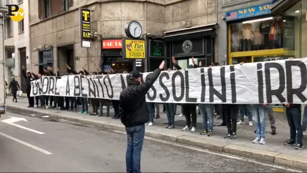 Ultras tifosi lazio inneggiano Benito Mussolini Piazzale Loreto MIlano