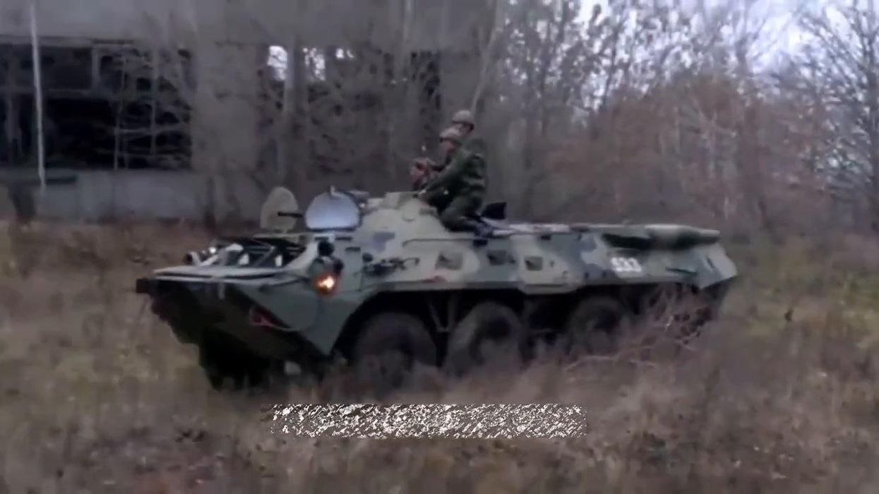 Carro russo esplode su una mina | video