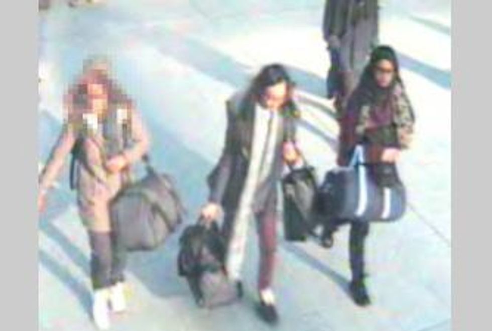 Isis, Londra cerca tre minorenni partite per la jihad. Le foto