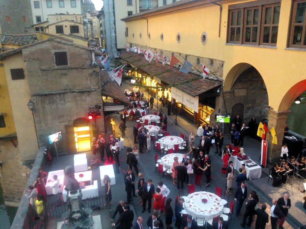 Renzi e la Ferrari su Ponte Vecchio: anatomia di una bugia