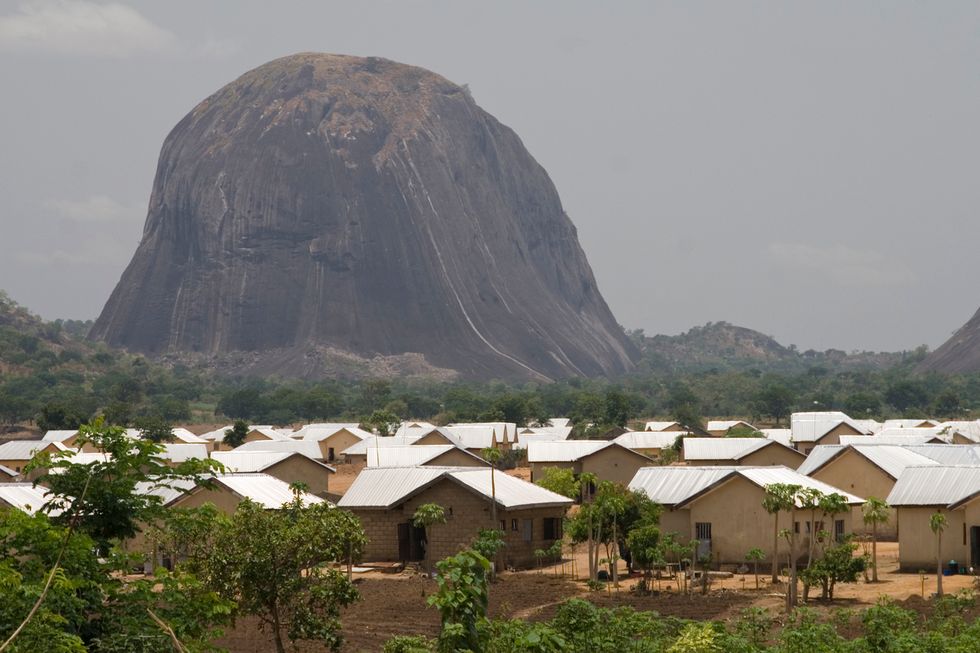 Nigeria, campo profughi bombardato per errore da un jet militare: 100 i morti