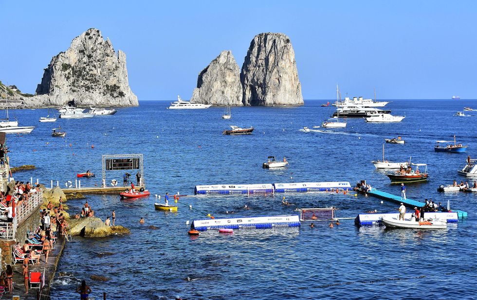 Italia - Spagna a Capri, lo spettacolo della pallanuoto in mare aperto