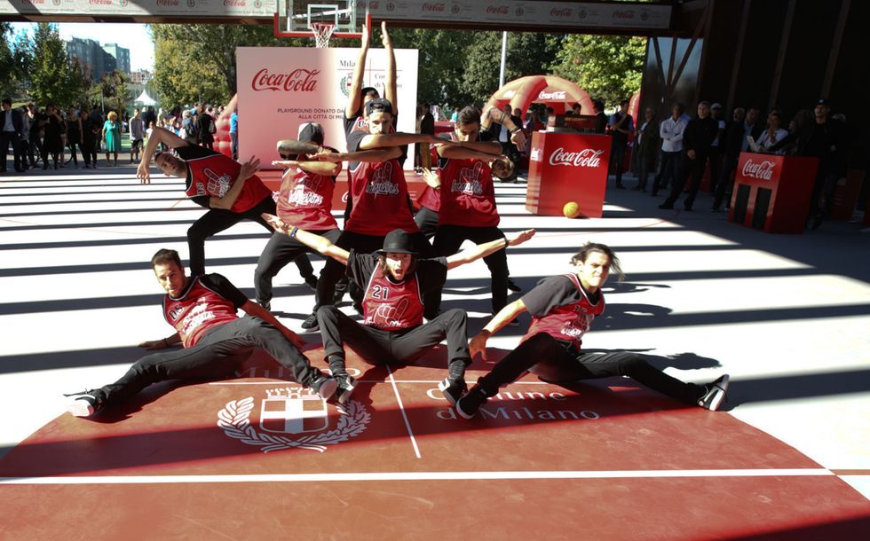Milano: il padiglione Expo di Coca-Cola "riciclato" in un campo da basket coperto