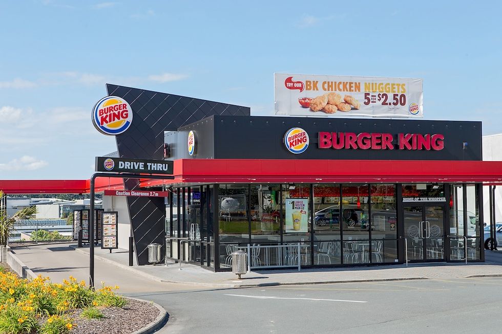 Mr. Burger e Miss King si sposano e la catena di fast food paga le nozze