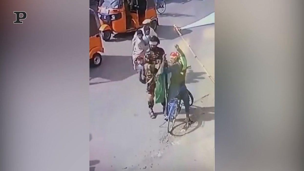 Talebano prende a schiaffi un uomo con la bandiera afghana | video