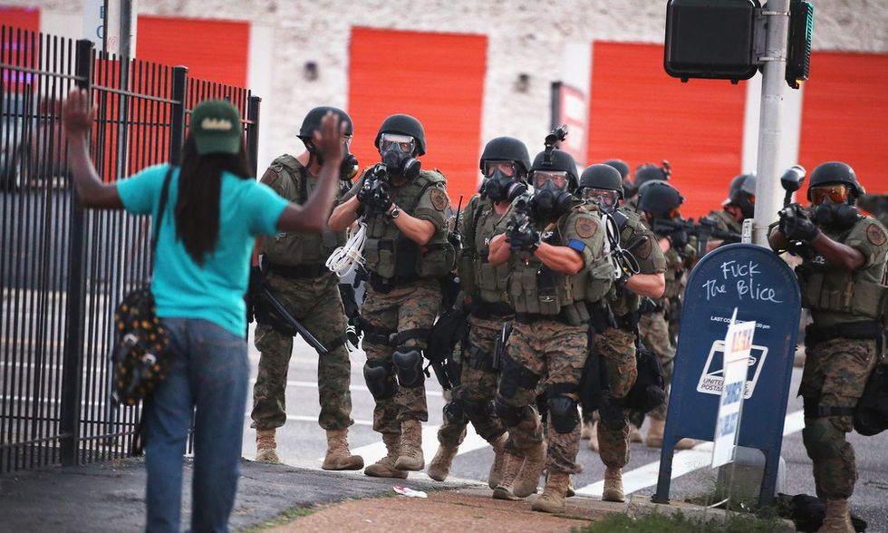 Scene di guerra in Missouri. La rivolta contro la polizia