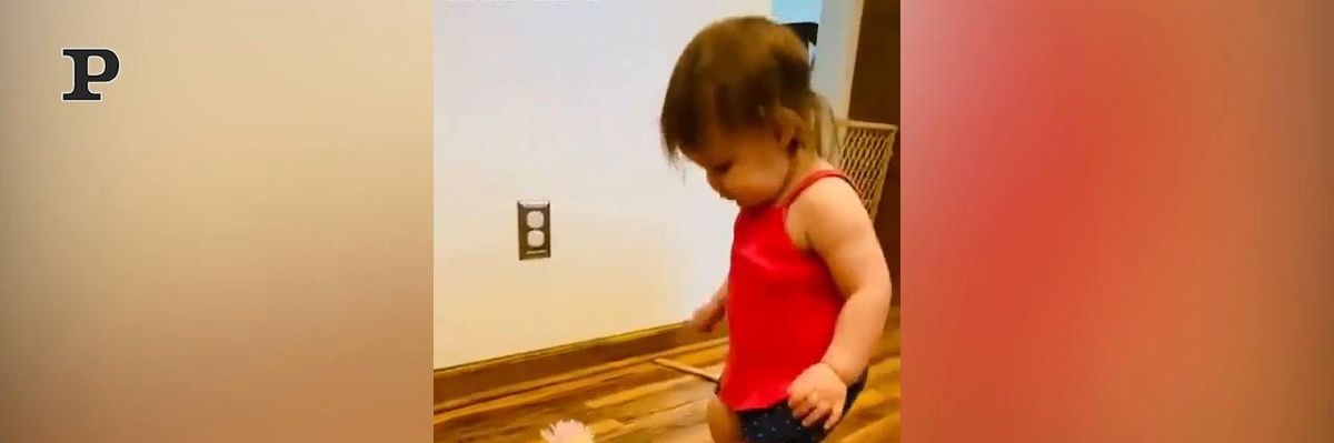 Una bambina balla con il suo peluche  | video