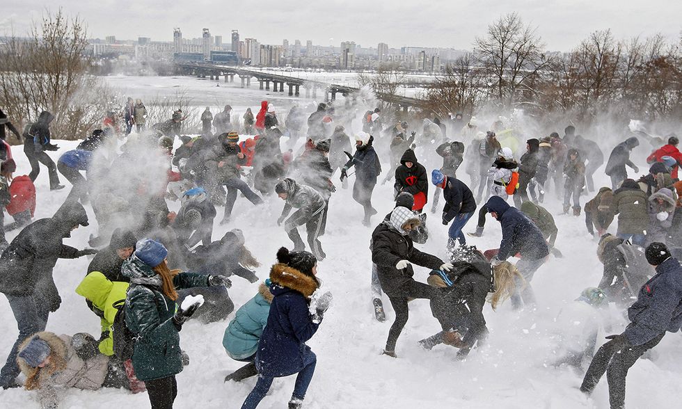 Una battaglia a palla di neve a Kiev