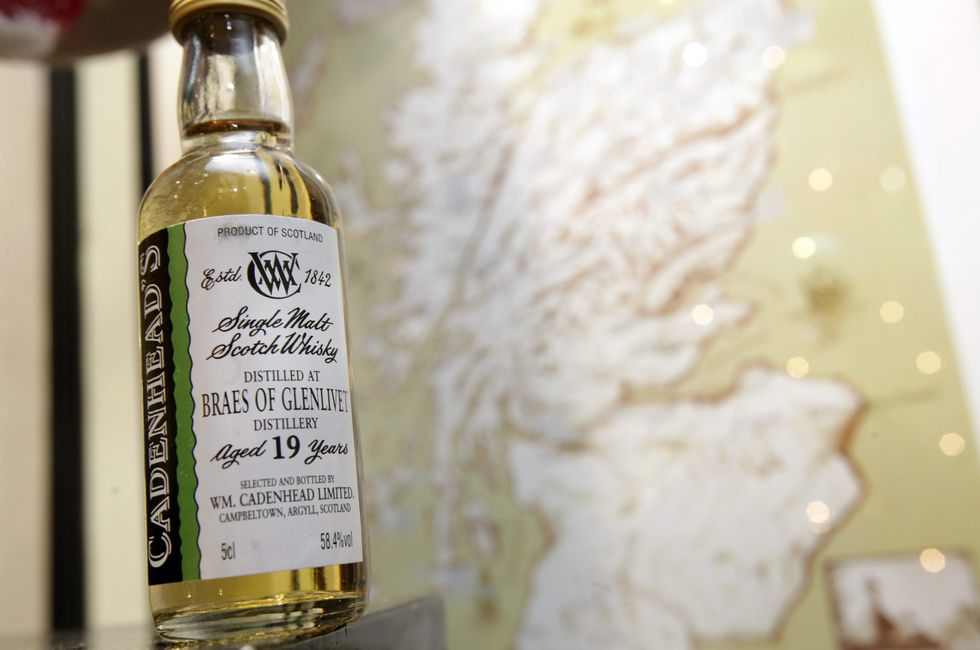 Scozia, guerra del tartan contro la tassa sul whisky