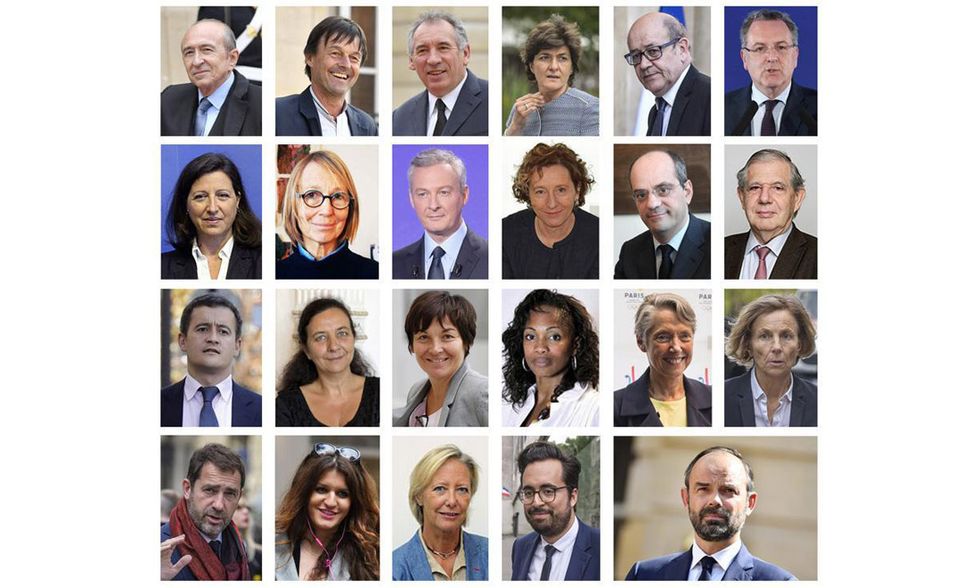 Una combo del governo francese guidato dal primo ministro Edouard Philippe (in basso a destra). E' composto da 18 ministri e i quattro sottosegretari (11 donne e 11 uomini): PRIMA FILA, IN ALTO DA SX: G. Collomb, N. Hulot, F. Bayrou, S. Goulard, J-Y. Le Drian, R. Ferrand.SECONDA FILA, DA SX: A. Buzyn, F. Nyssen, B. Lae Maire, M. Penicaud, J.M. Blanquer, J. Mezard. TERZA FILA, DA SX: G. Darmanin, F. Vidal, A. Girardin, L. Flessel, E. Borne, M. de Sarnez. QUARTA FILA, IN BASSO DA SX: C. Castaner, M. Schiappa, S. Cluzel, M. Mahjoubi. Parigi, 17 maggio 2017. ANSA.