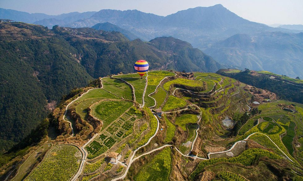 Una mongolfiera in volo nella contea di Qingtian