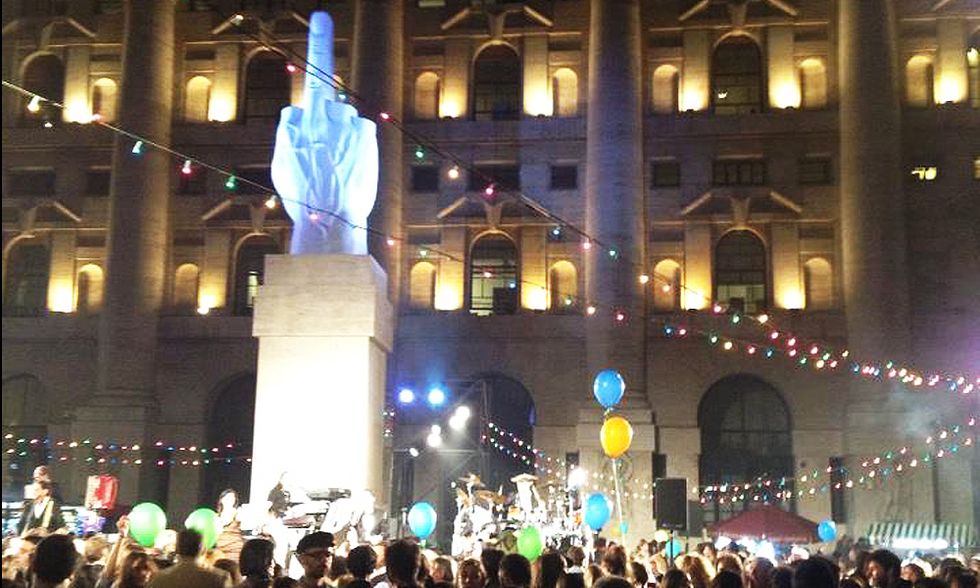 Arte, L.O.V.E. di Cattelan resta a Milano e Piazza Affari diventa una balera