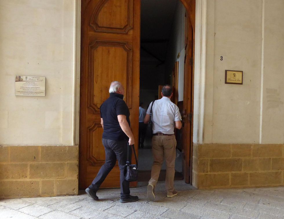 Uomini della Guardia di Finanza di Lecce davanti al comune nell'ambito dell'inchiesta sulle case popolari che ha portato all'arresto di amministratori comunali, consiglieri comunali, alcuni dei quali ancora in carica, e dirigenti del Comune di Lecce, 7 settembre 2018.