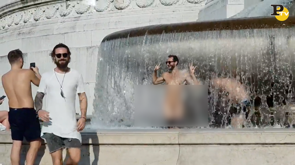 uomini nudi fontana Roma Piazza Venezia video