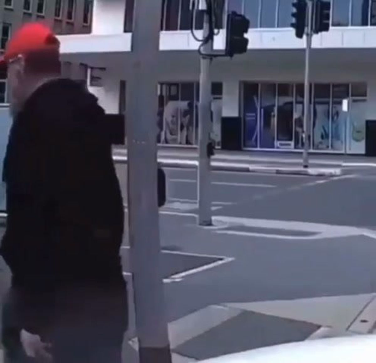 Uomo inacidito sbraita contro un automobilista ma il karma è in agguato | video