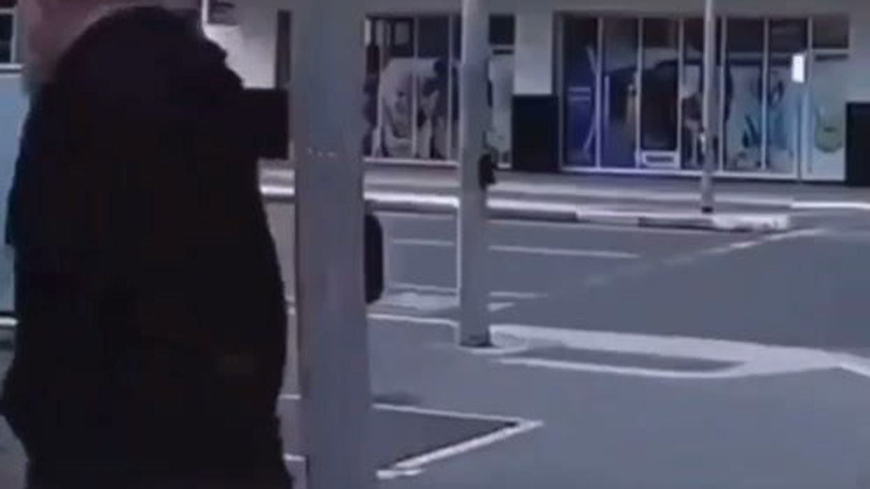 Uomo inacidito sbraita contro un automobilista ma il karma è in agguato | video