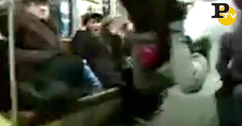 Uomo come Harry Potter in metro video