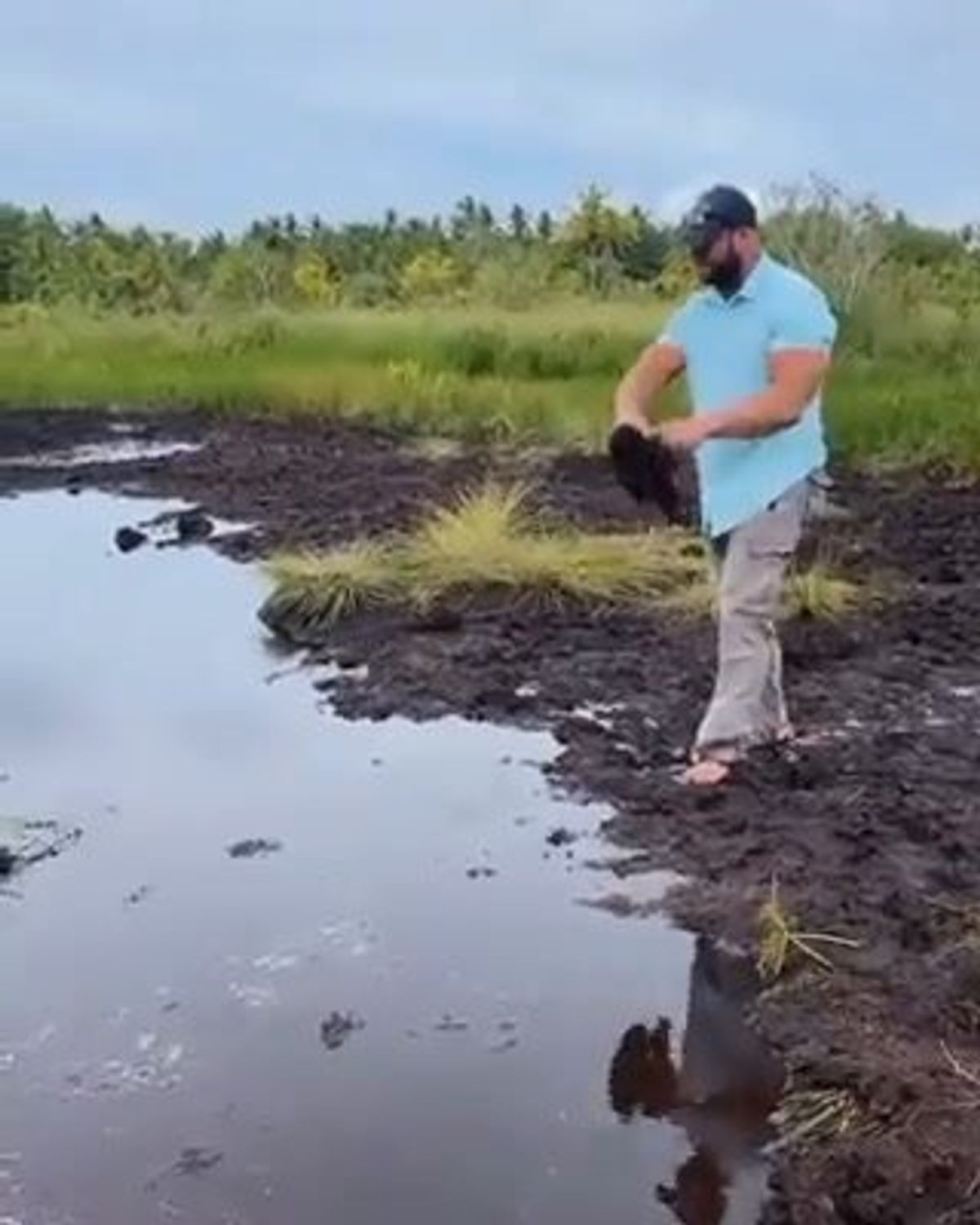Uomo avanza di un passo e viene inghiottito dalla pozza di fango | video