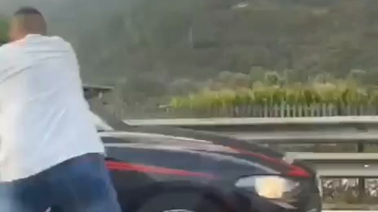 Sondrio, uomo prende a calci e pugni auto dei Carabinieri | video