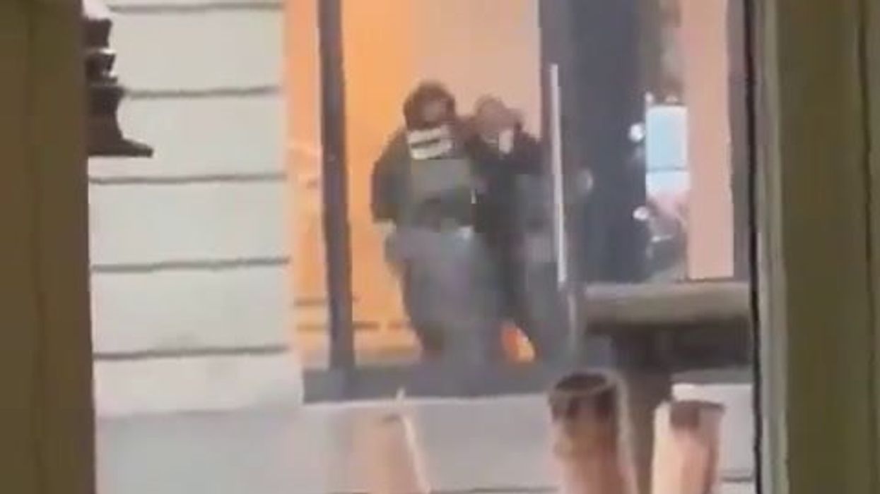 Olanda, persone in ostaggio in un caffè di Ede | video
