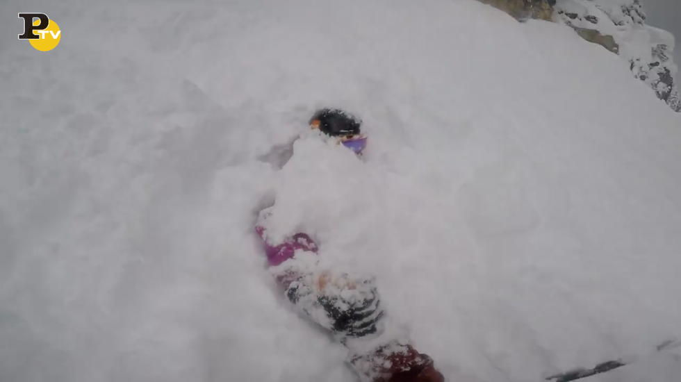 uomo salva amico in mezzo alla neve video canada