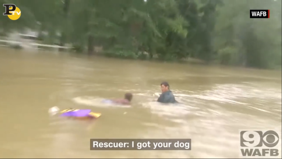 uomo salva donna cane luoisiana alluvione video
