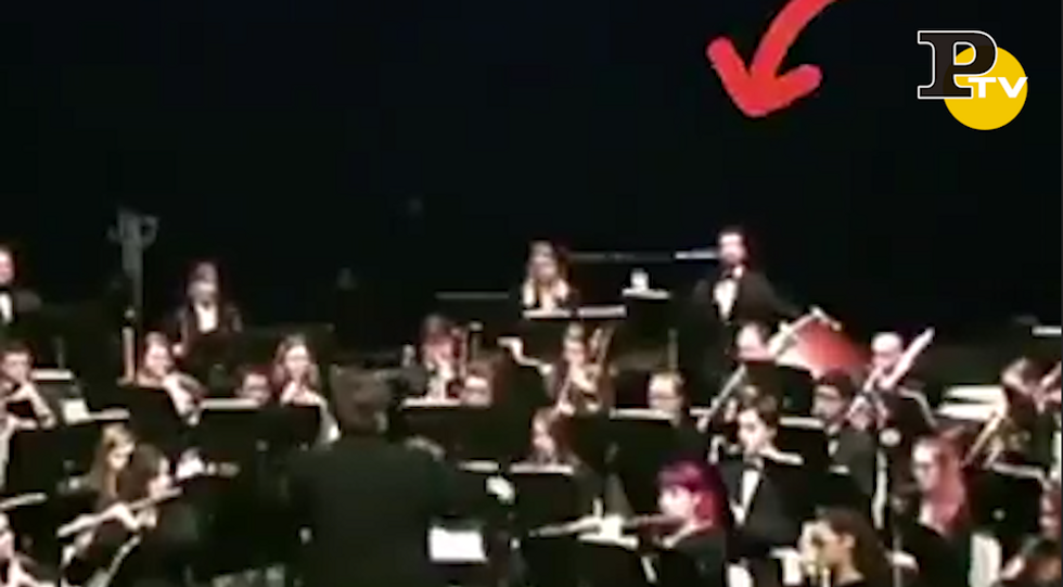 Uomo tamburo orchestra video