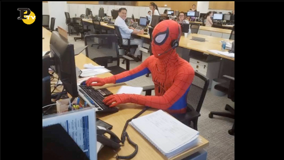 uomo vestito Spiderman ultimo giorno lavoro banca Brasile