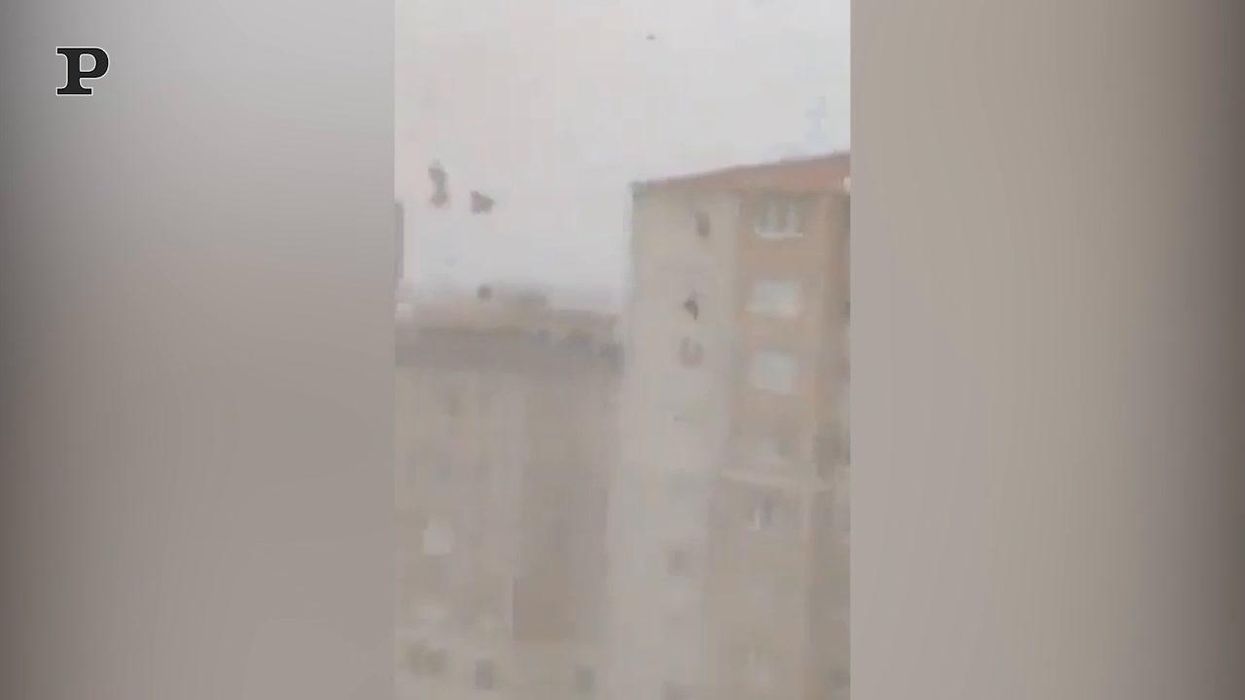 Uragano ad Instanbul, tetti scoperchiati e crolli | Video
