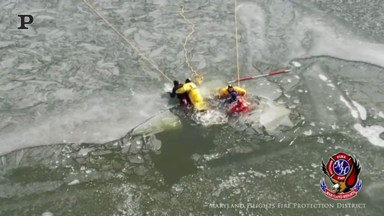 USA, l'esercitazione sul lago ghiacciato si trasforma in un drammatico incidente | Video